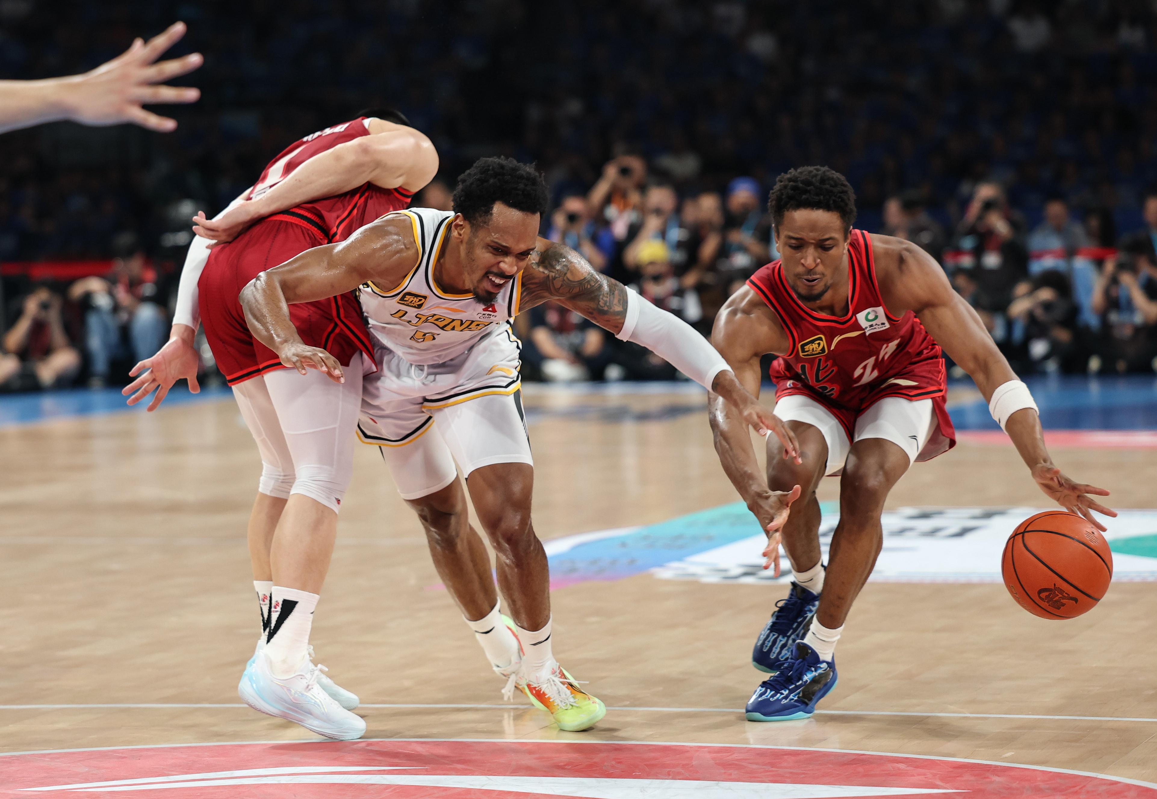 关于新奥尔良鹈鹕训练开放日;集结日门线救险引欢呼;英超在即;球队文化再被提及的信息 关于新奥尔良鹈鹕训练开放日;集结日门线救险引欢呼;英超在即;球队文化再被提及的信息