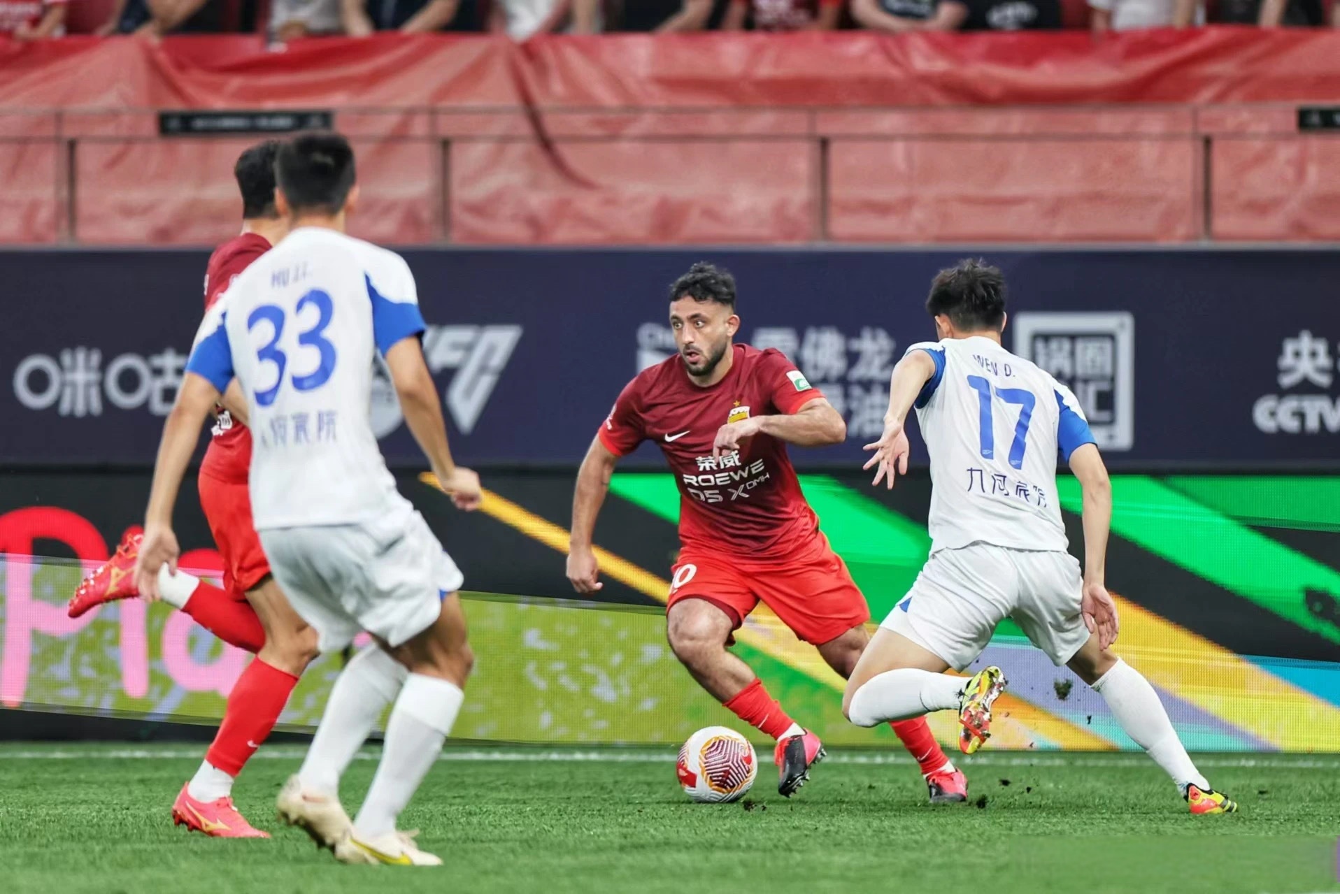 从冲刺阶段上海海港调整名单以备葡超到里昂官宣签约备战欧冠,犹他爵士赛后绝杀压哨的简单介绍 从冲刺阶段上海海港调整名单以备葡超到里昂官宣签约备战欧冠,犹他爵士赛后绝杀压哨的简单介绍