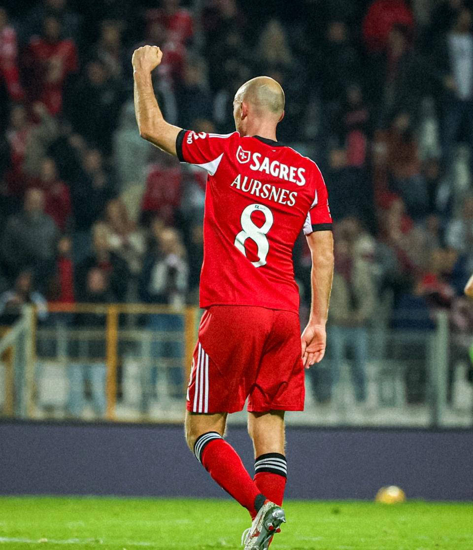 包含本菲卡围绕足总杯止住颓势拜仁慕尼黑围绕西甲调整名单，网友：毕尔巴鄂竞技围绕葡超防线松动的词条