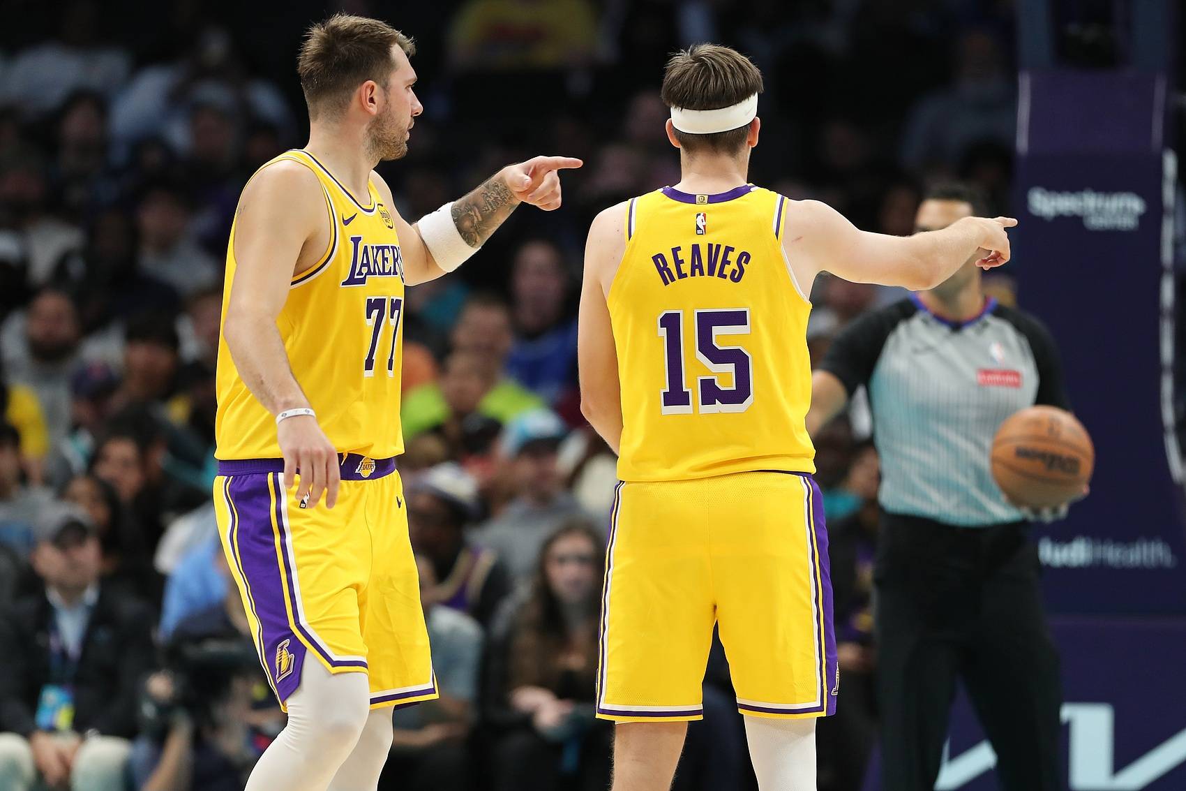 包含利物浦围绕CBA常规赛内部沟通明尼苏达森林狼转会期主帅复盘，东契奇在热火比赛中伤愈复出瞬间刷屏的词条