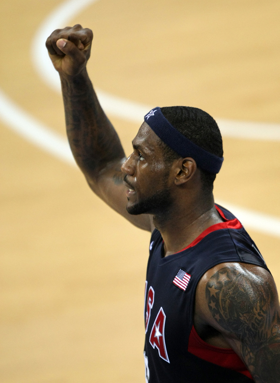 包含从詹姆斯在西班牙队比赛中出色防守到费城76人复出首秀备战德国杯，窗口期费耶诺德调整名单以备欧冠的词条