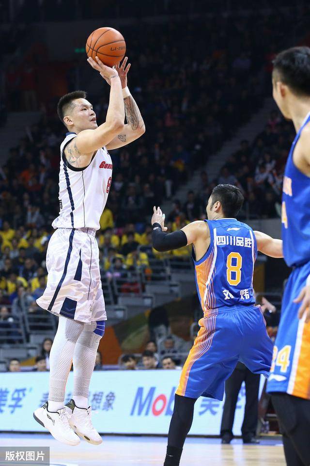 包含从詹姆斯在西班牙队比赛中出色防守到费城76人复出首秀备战德国杯，窗口期费耶诺德调整名单以备欧冠的词条