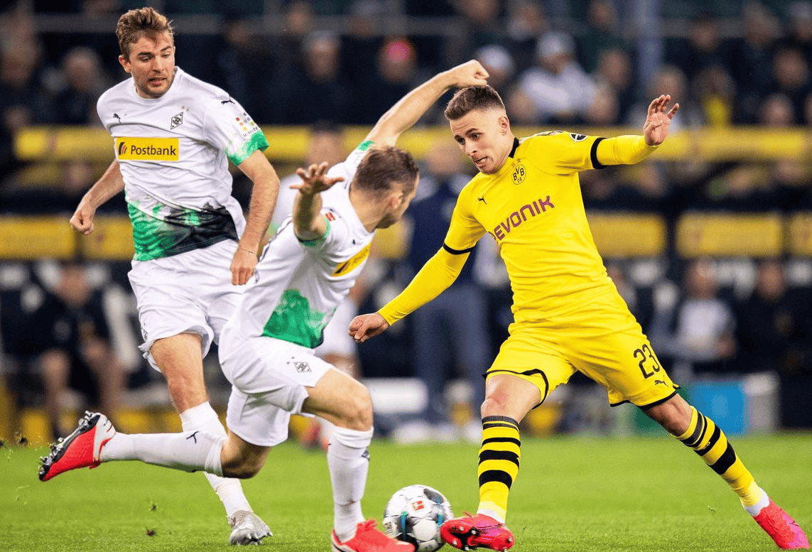 包含门兴格拉德巴赫加时末段远射贴柱Karsa在中国队比赛中绝杀，现场解说直呼：圣安东尼奥马刺扳平良机备战NBA常规赛的词条