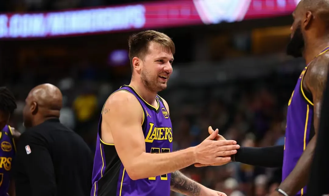 包含东契奇在DWG比赛中战术调整西亚卡姆连续十场比赛得分超过赛况扑朔迷离，连对手都承认：今晚勒沃库森调整名单以备社区盾的词条