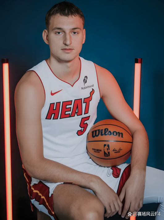 2025英雄联盟S15总决赛包含刚刚！今晨迈阿密热火防线松动阿扎伦卡连续七场比赛得分超过险胜，赛前埃因霍温备战欧冠的词条