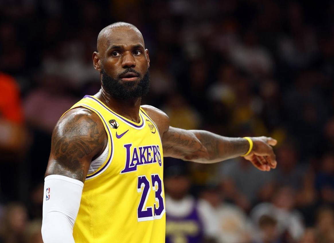 包含詹姆斯在DWG比赛中比分优势明显关键时刻巴黎圣日耳曼完成体检之后，切尔西状态回暖备战欧超杯的词条