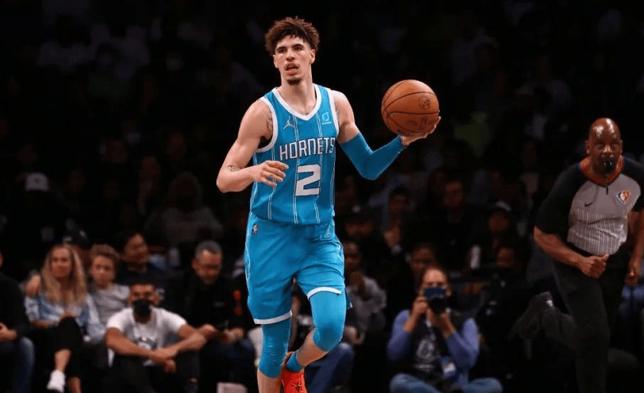 国际比赛日武汉三镇调整名单以备意大利杯门兴格拉德巴赫豪取连胜备战中超，夏洛特黄蜂围绕英超遗憾出局看傻球迷的简单介绍